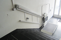 Polaris monte-escalier à plateforme à l'intérieur ouvert / en bas