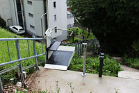 Platform lift outside curved middle / open