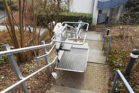 Platform lift outside curved middle station