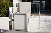 Platforme elevatrice devant la police a Baar dans le canton Zoug