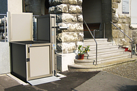 Plateforme élévatrice en dehors du batiment 