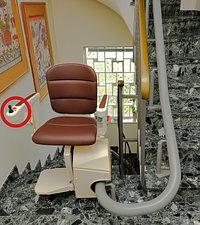 Bouton d'arrêt d'urgence du monte-escaliers