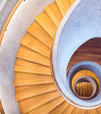 Escalier en colimaçon dans un immeuble collectif monte esaclier