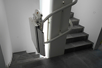 Piattaforma elevatrice per l'accesso all'ingresso di un condominio
