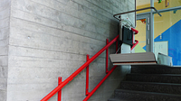 Monte-escalier à plateforme dans l'école