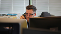Bild Kundendienst Mitarbeiter am Telefon