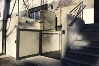 Vertical platform lift for outdoor use